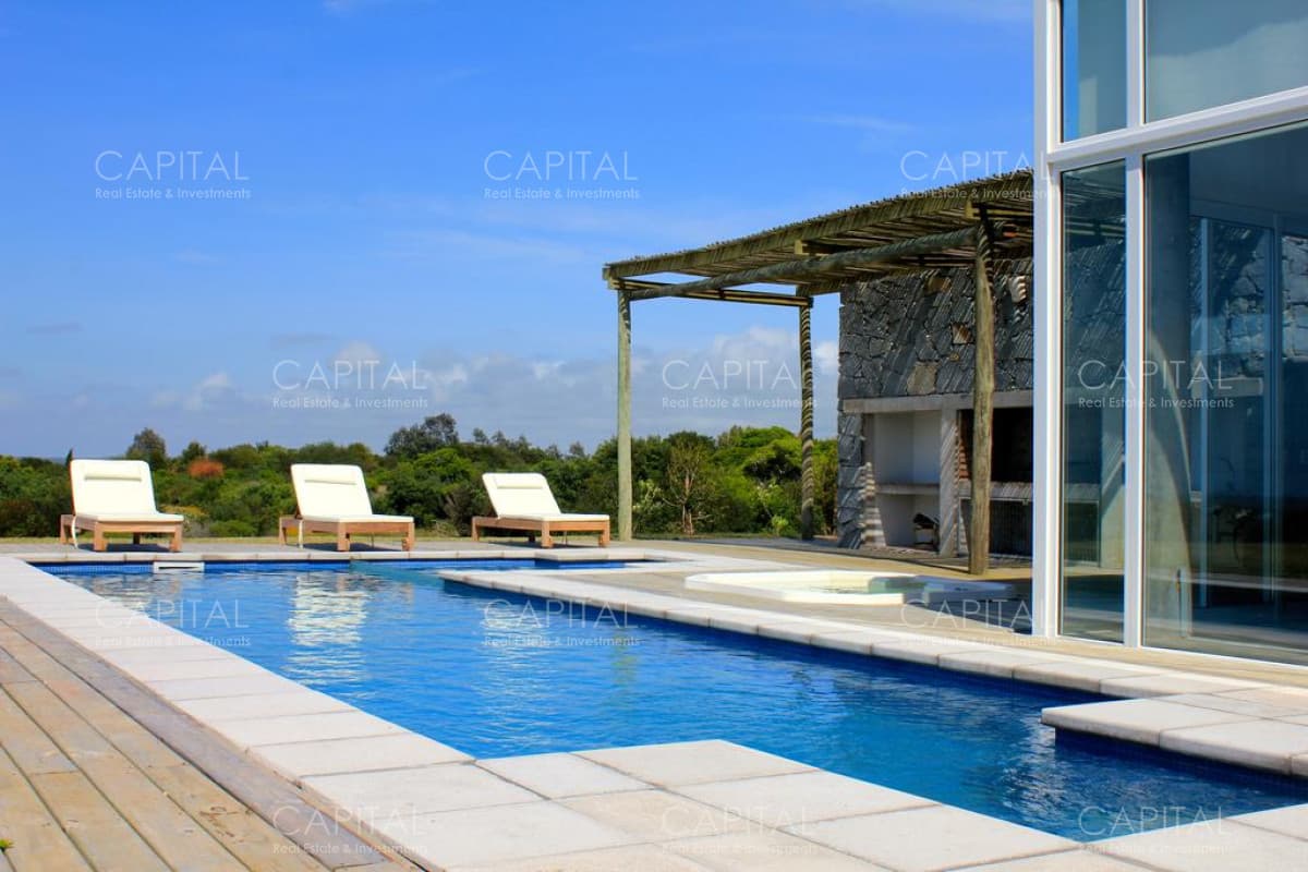 Casa en Jose Ignacio de cuatro dormitorios en alquiler.