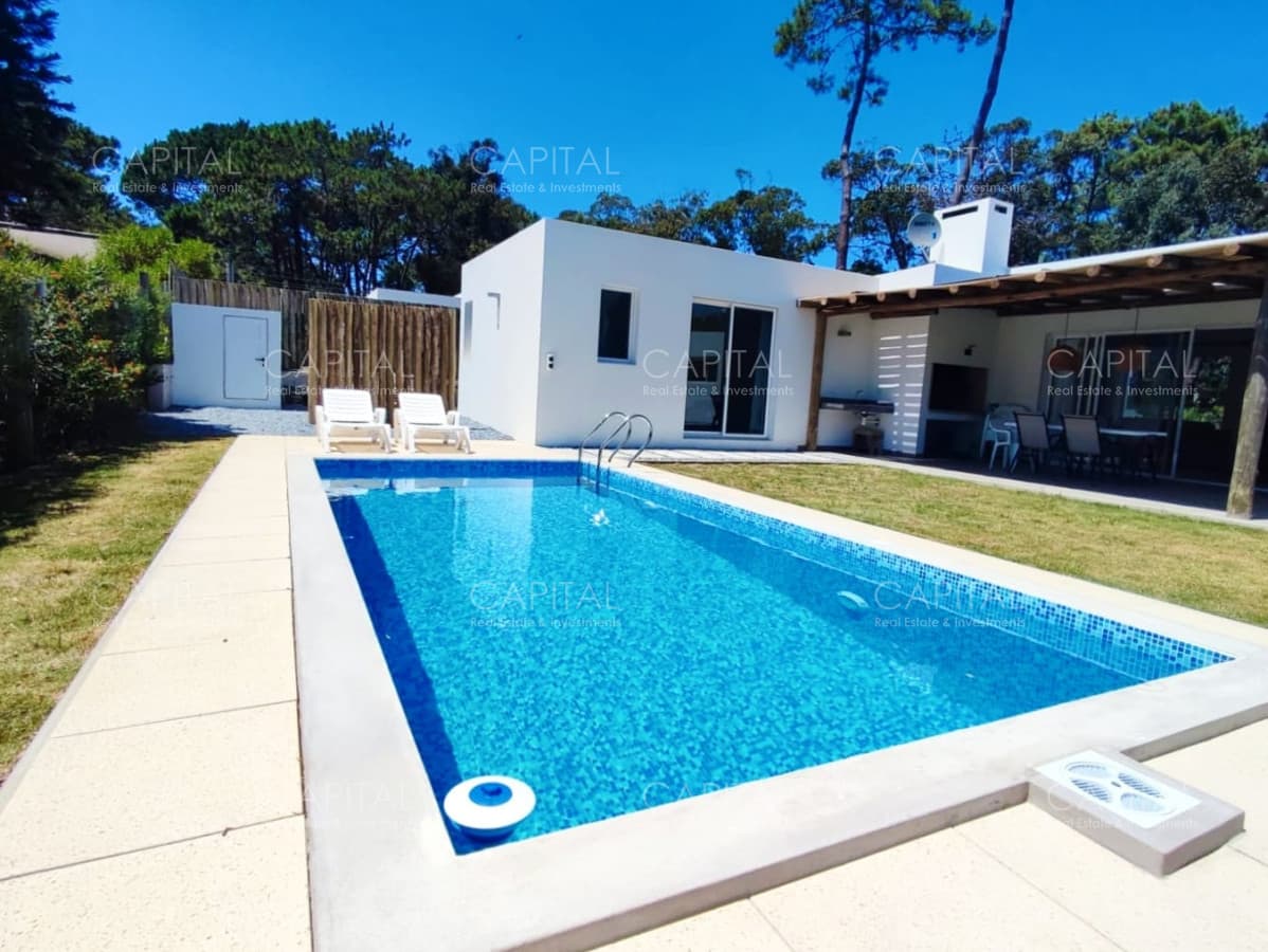 Casa en venta en La Barra con piscina y parrillero