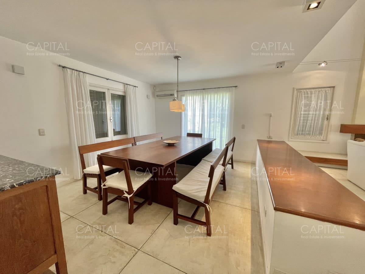 Casa en Venta de Cuatro Dormitorios  en Lugano