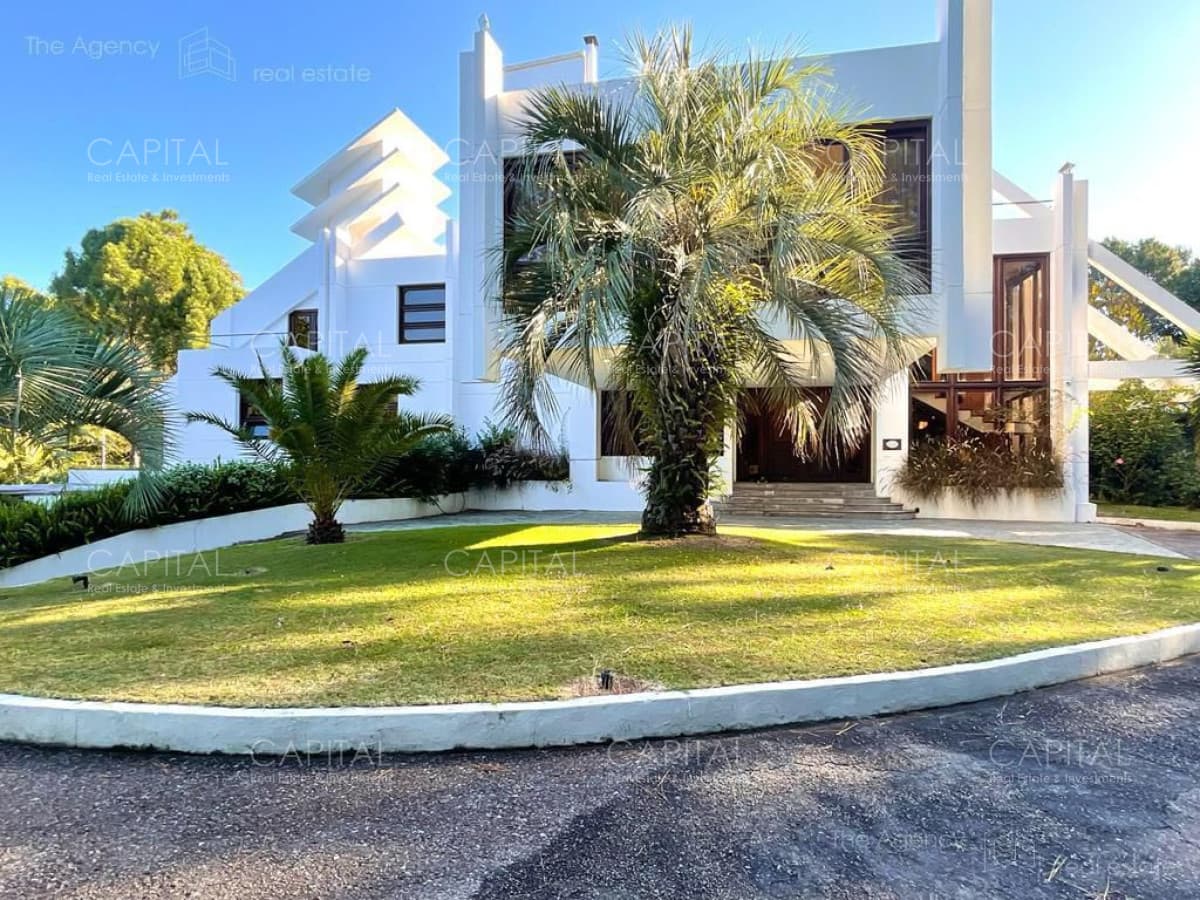 Venta de Espectacular Casa de 2.000 Metros Cuadrados Construida Sobre un Lote de 10 Hectáreas en Punta Ballena