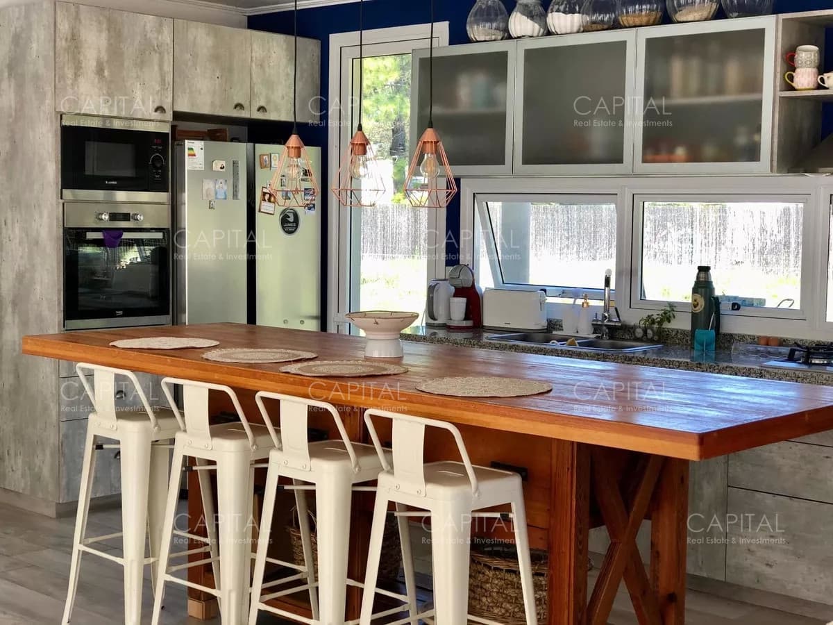 Casa de tres dormitorios en barrio privado  La Residence, Punta del este con piscina y parrillero en alquiler temporal.