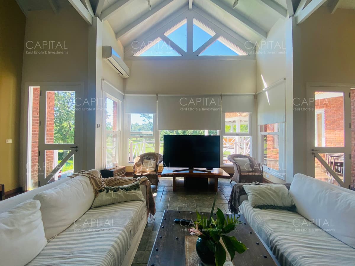 Casa en Venta Cinco Suites + Dos Dependencia de Servicio