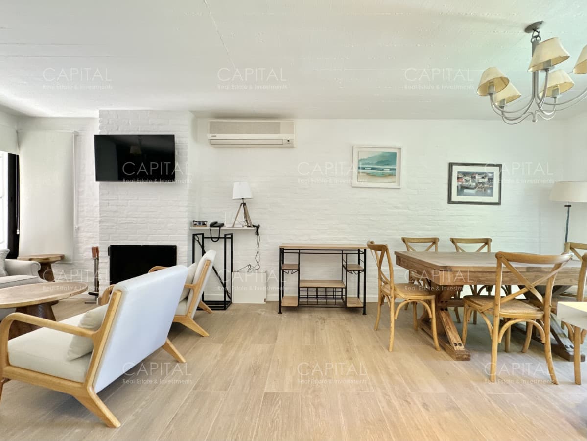 Casa de 3 dormitorios, piscina climatizada y barbacoa en venta y alquiler, Playa Mansa, Punta del Este.