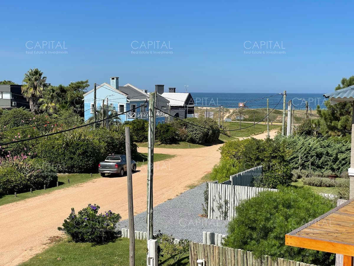 Casa en venta en Montoya a 1 cuadra del mar con piscina