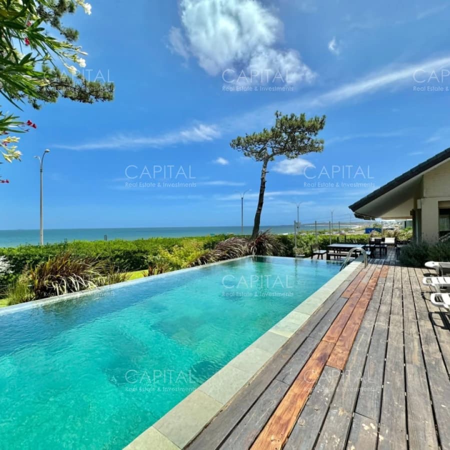Casa en Venta Playa Mansa Frente al Mar Cuatro Dormitorios