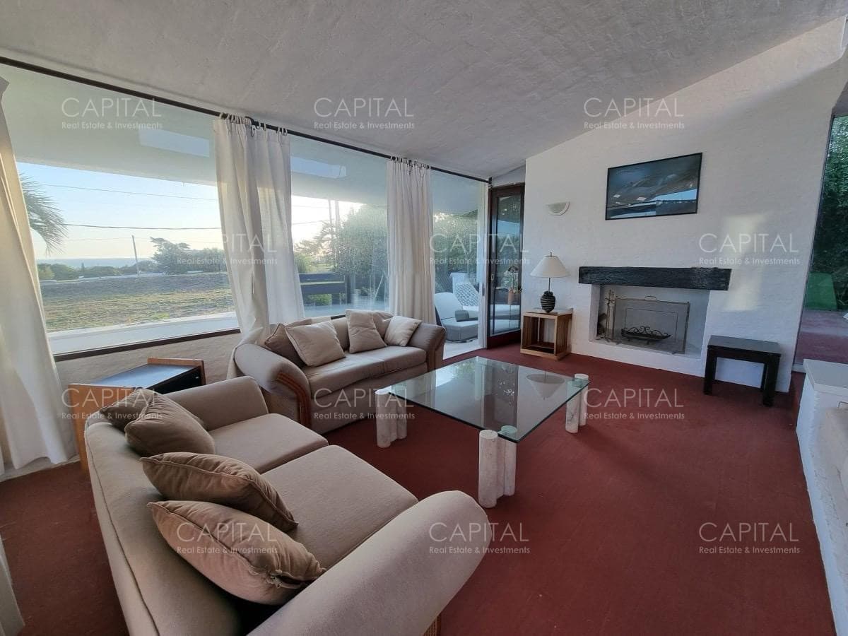 CASA ARQUITECTONICA CON GRAN TERRENO FRENTE AL MAR E IDEAL PARA INVERSORES