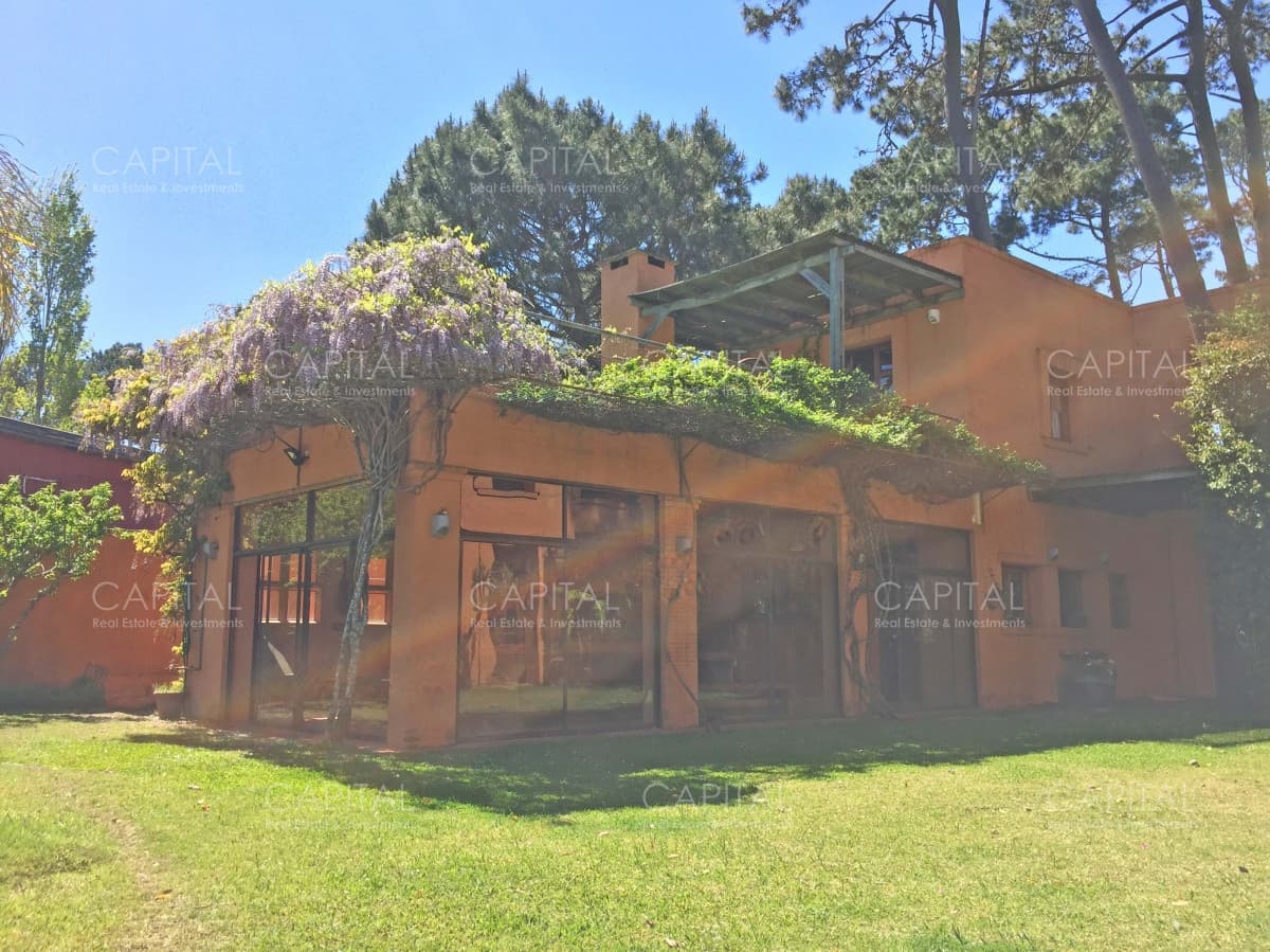 La Arbolada Barrio Privado  Casa en Venta Cinco Dormitorios Piscina