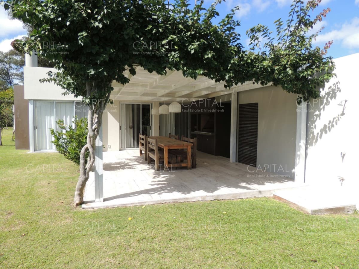 Moderna casa 4 dormitorios con piscina en alquiler de temporada en La Barra