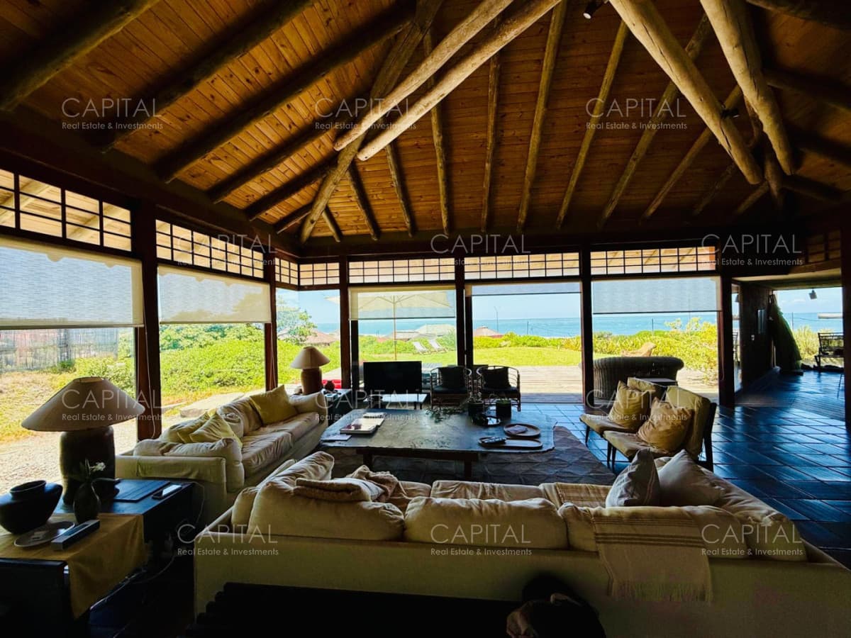 Casa de estilo en venta en Montoya con vista al mar