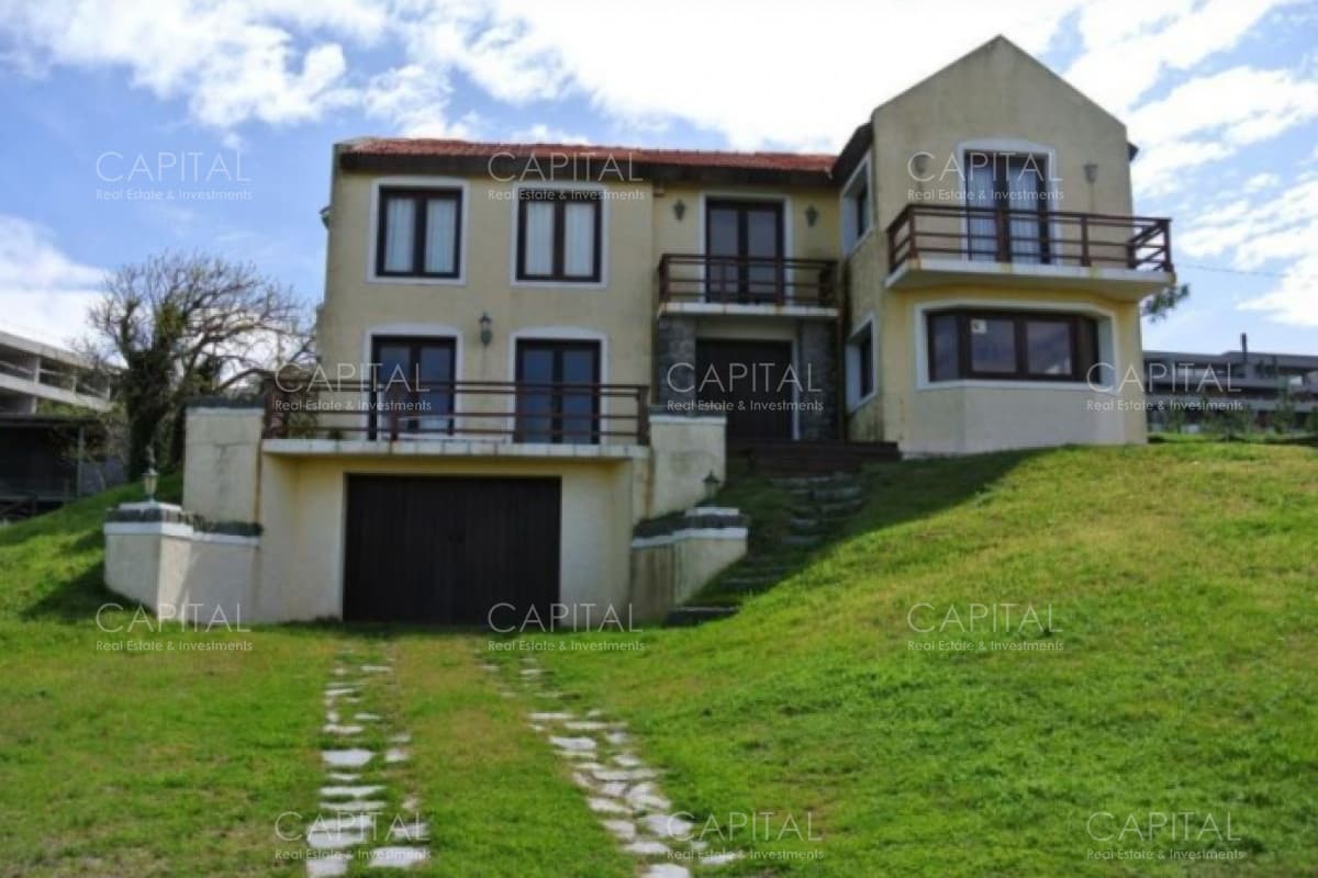 Casa en Punta Ballena en Venta de cuatro dormitorios con vista al mar.