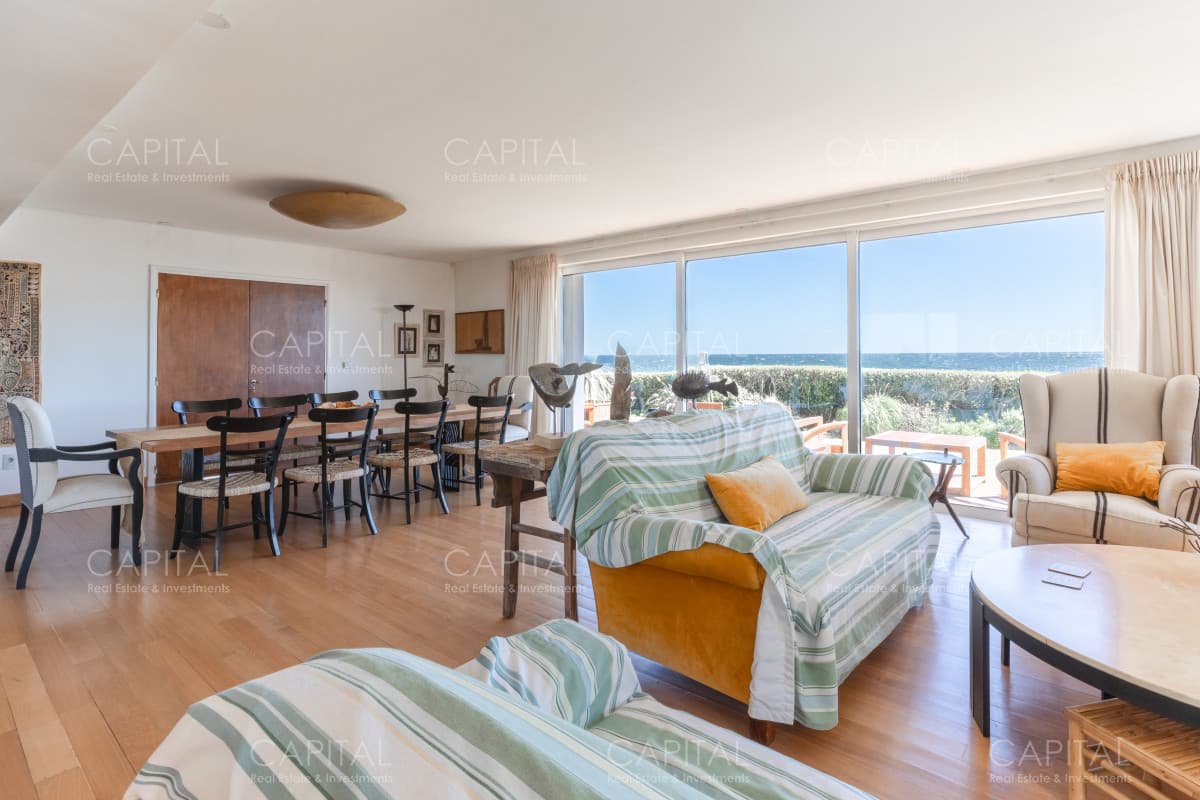 Venta de Magnífica casa en Rambla del Puerto de  Punta del Este