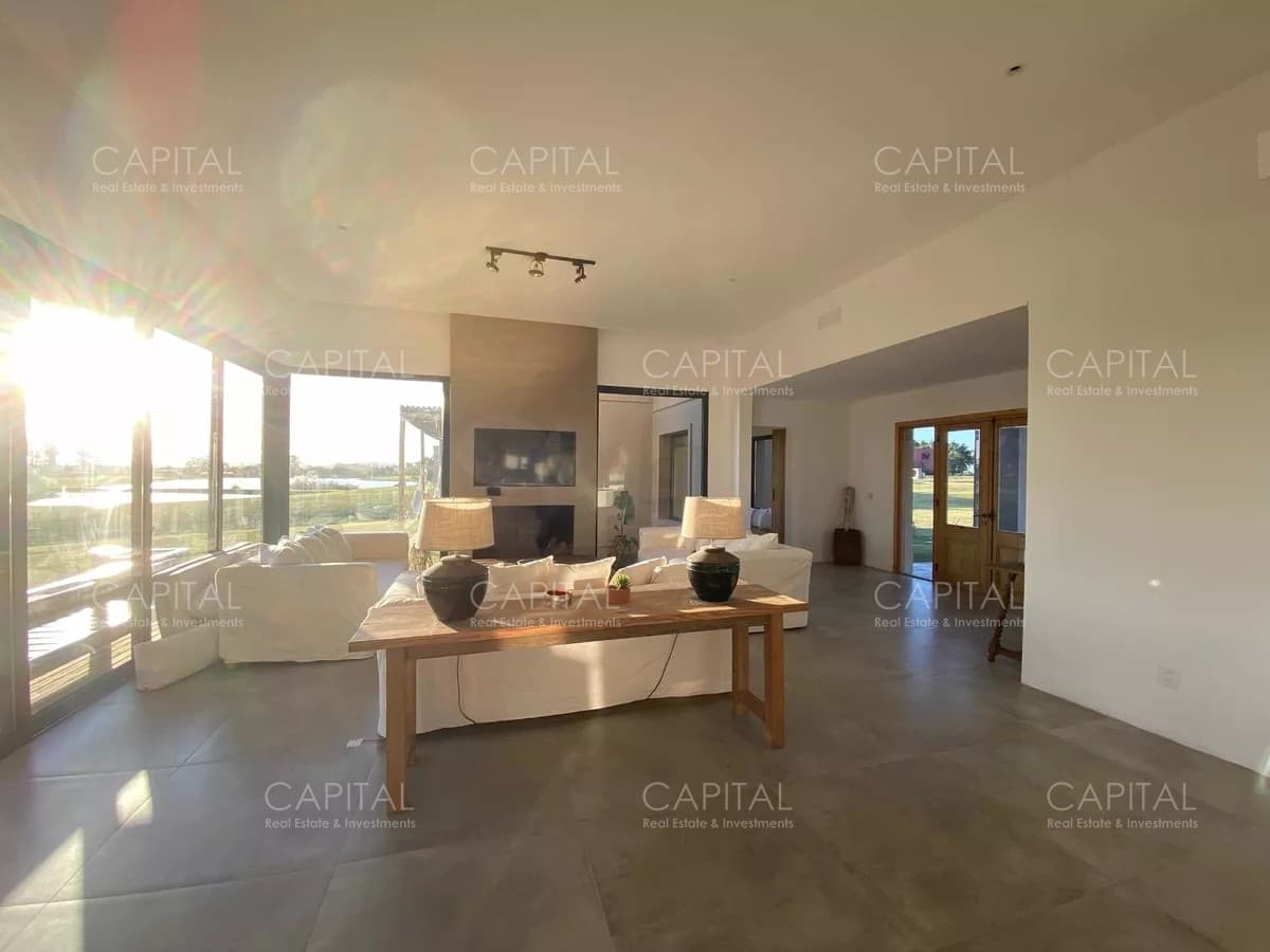 Casa moderna de cuatro dormitorios y dependencia de servicio, parrillero y piscina climatizada en venta en barrio privado El Quijote, La Barra