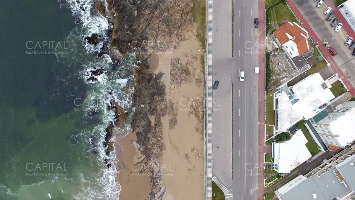 Casa de seis dormitorios en primera linea frente al mar en Península de Punta del Este