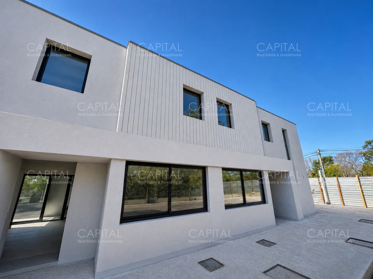 Casa en venta tres dormitorios en Carrasco Norte