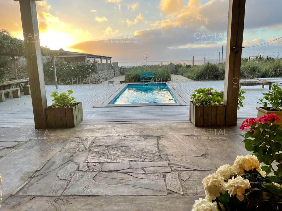 Casa en venta primera linea frente al mar en Altos de Punta Piedra