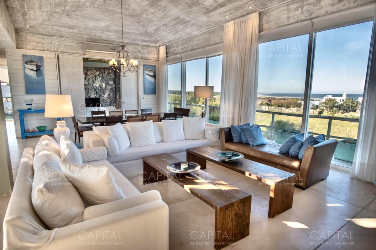 Casa elevada con vista al mar en Club de Mar