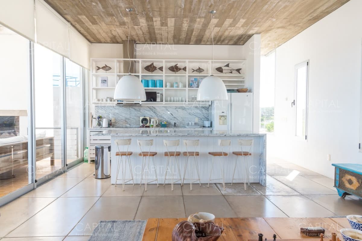 Casa en Venta De  Cuatro Dormitorios mas Dependencia en Jose Ignacio