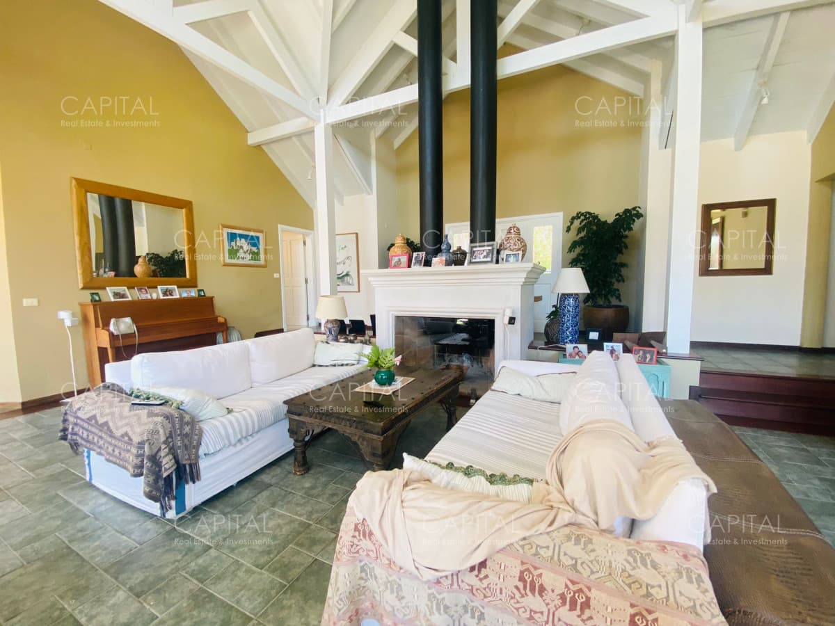 Casa en Venta Cinco Suites + Dos Dependencia de Servicio