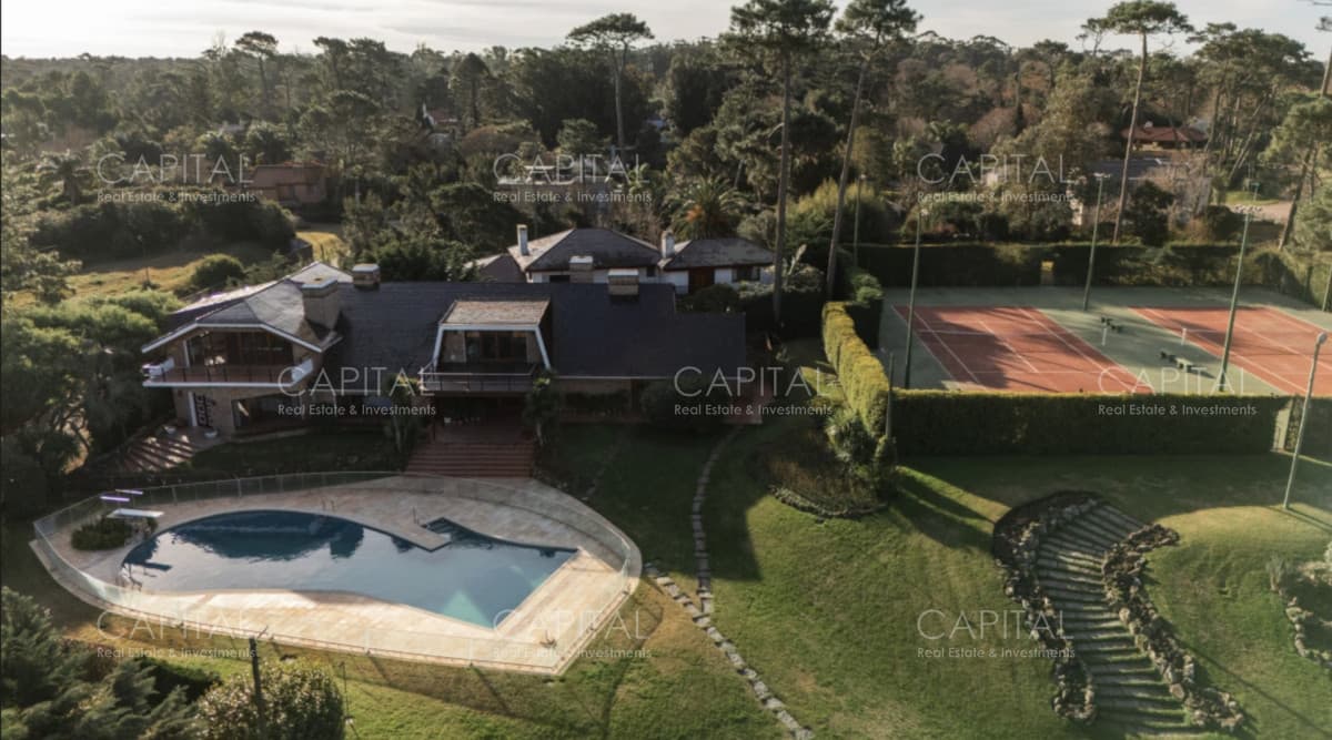 Mansion en Venta en Playa Mansa Punta del Este