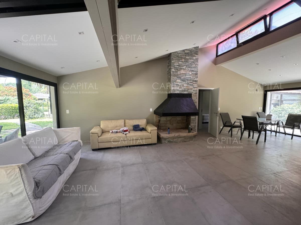 Casa de Cuatro Dormitorios - San Rafael