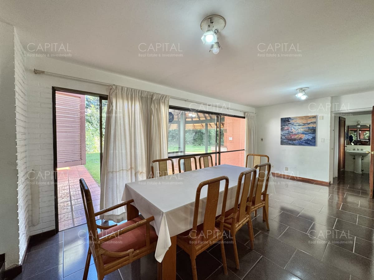Casa en Venta de Cinco  Dormitorios en Playa MAnsa
