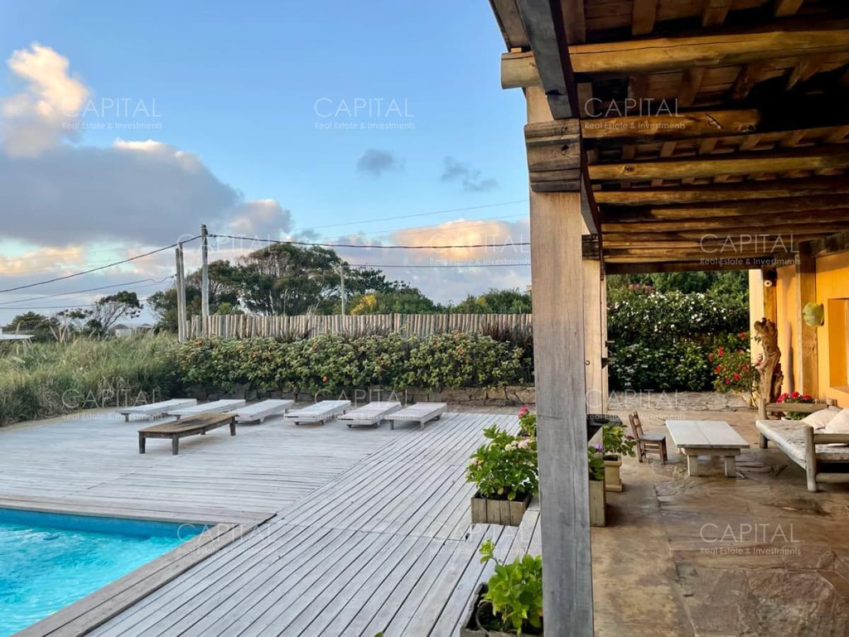 Casa en venta primera linea frente al mar en Altos de Punta Piedra