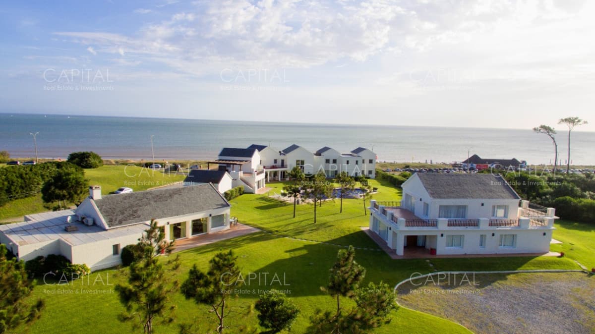 Imponente Residencia frente a Playa Mansa, Punta del Este.