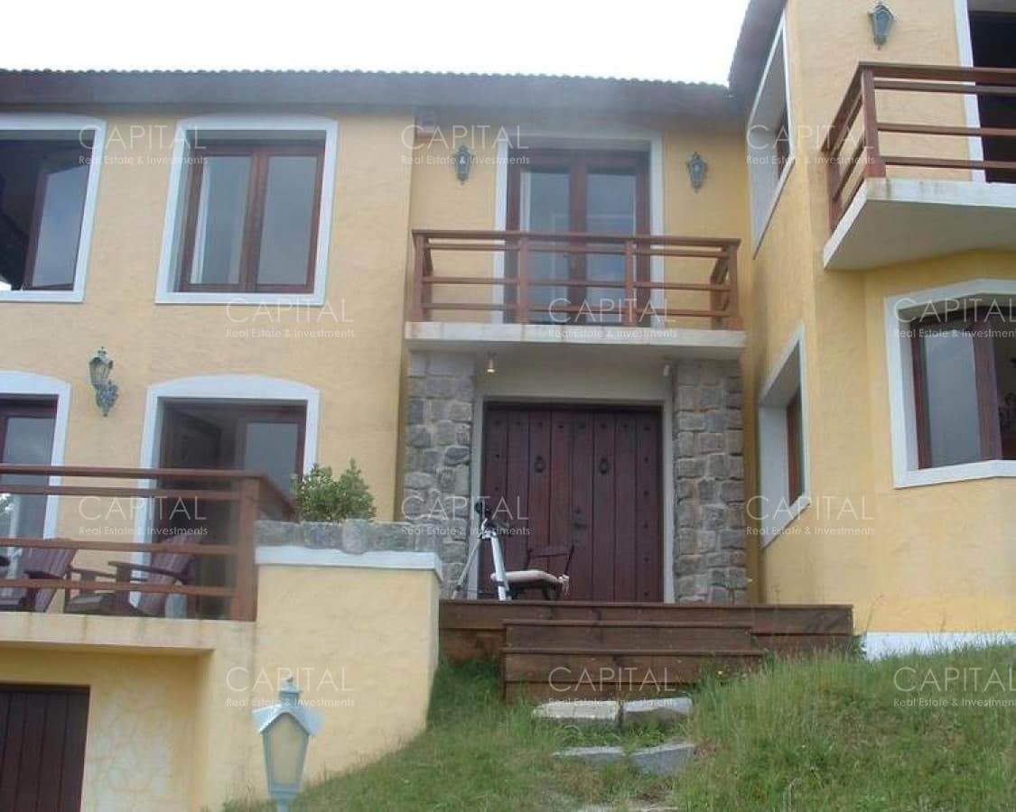 Casa en Punta Ballena en Venta de cuatro dormitorios con vista al mar.