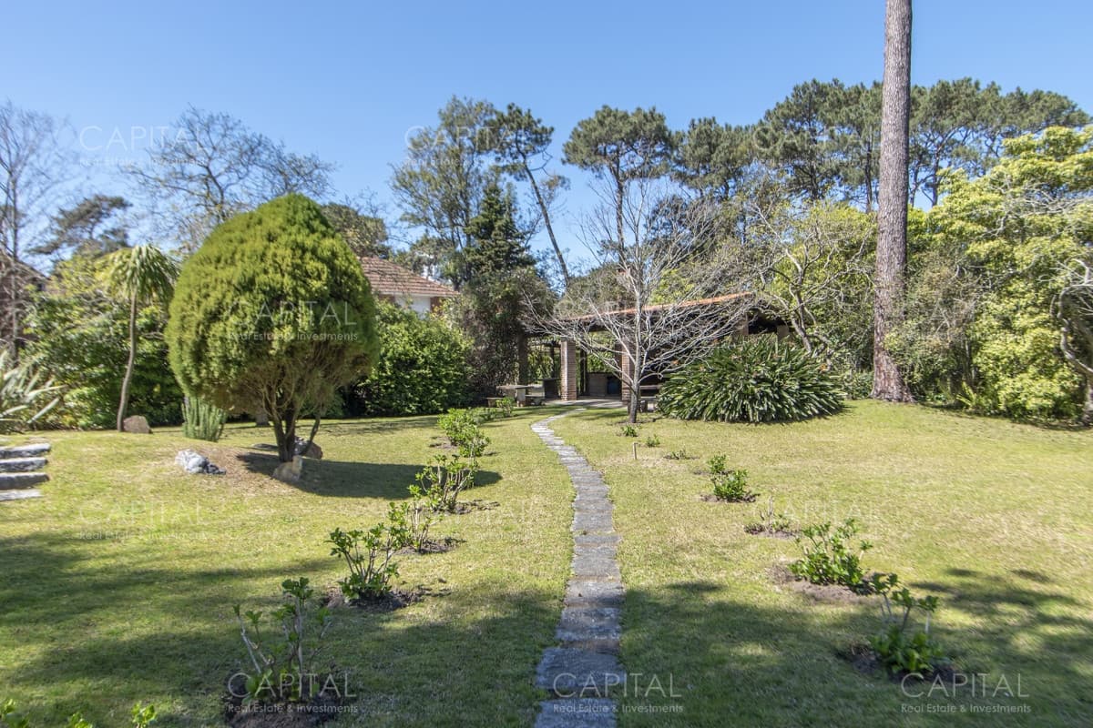Casa en Venta en Playa Mansa con más de 3000 m2 de parque.