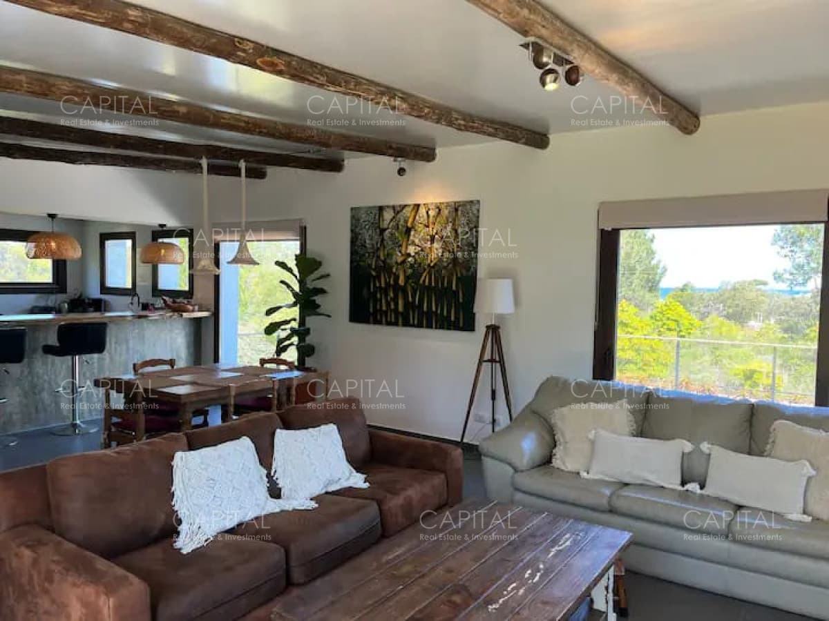 Casa en La Barra de cuatro dormitorios en alquiler.