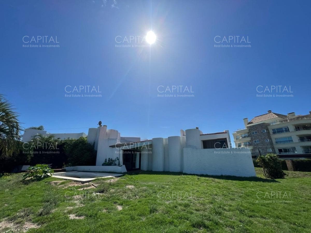 CASA ARQUITECTONICA CON GRAN TERRENO FRENTE AL MAR E IDEAL PARA INVERSORES