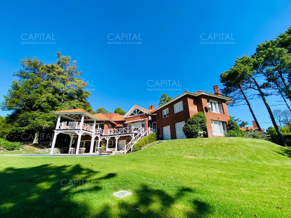 Casa en Venta Cinco Suites + Dos Dependencia de Servicio