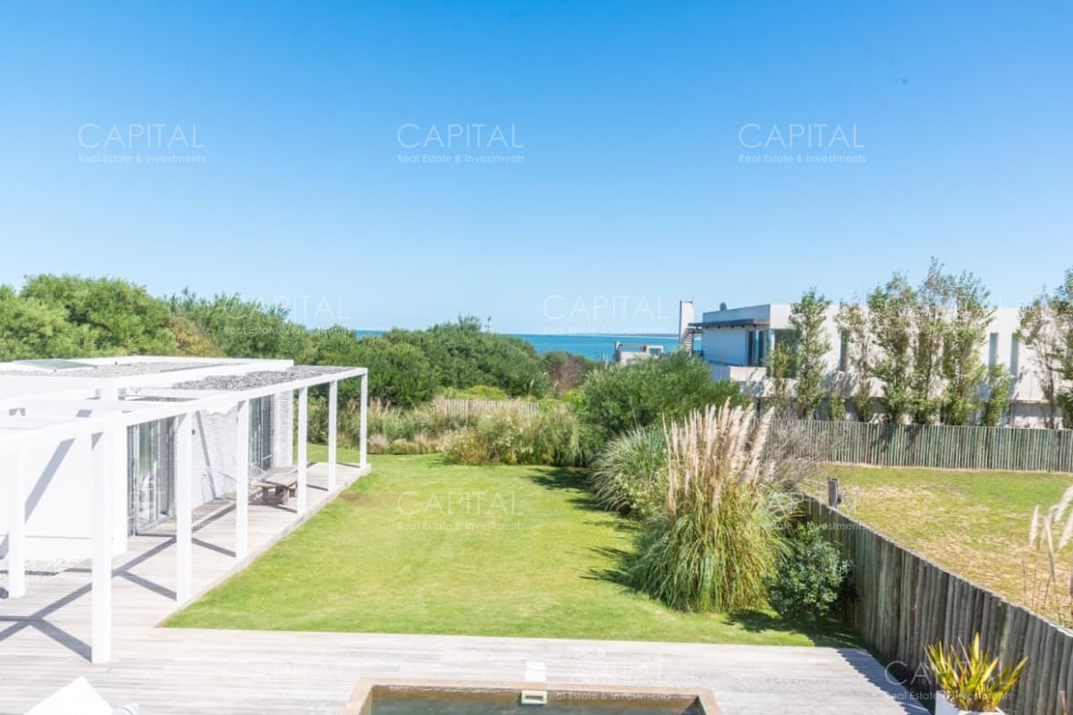 Casa en Venta De  Cuatro Dormitorios mas Dependencia en Jose Ignacio