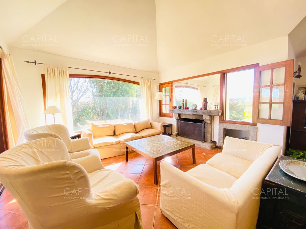 Casa Pinares con vista a la laguna en Venta