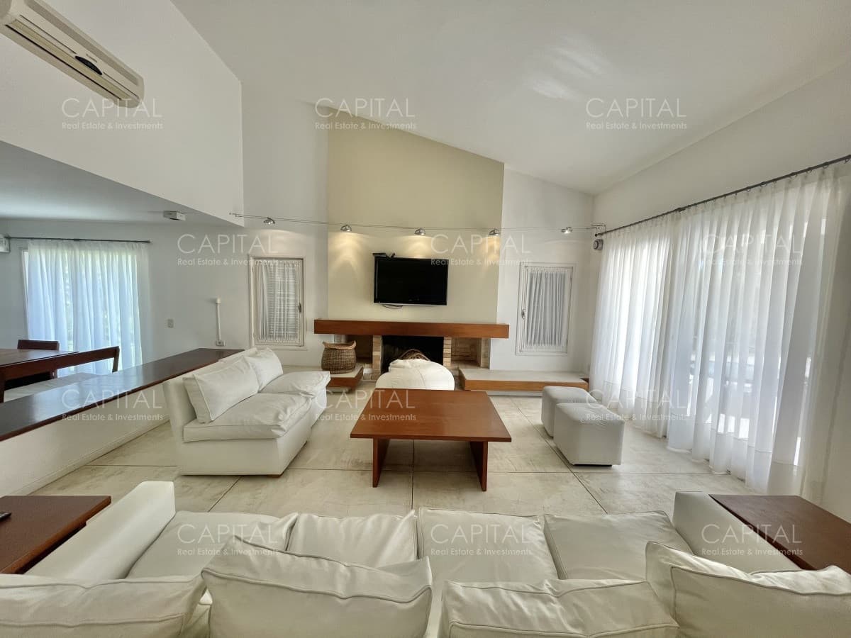 Casa en Venta de Cuatro Dormitorios  en Lugano