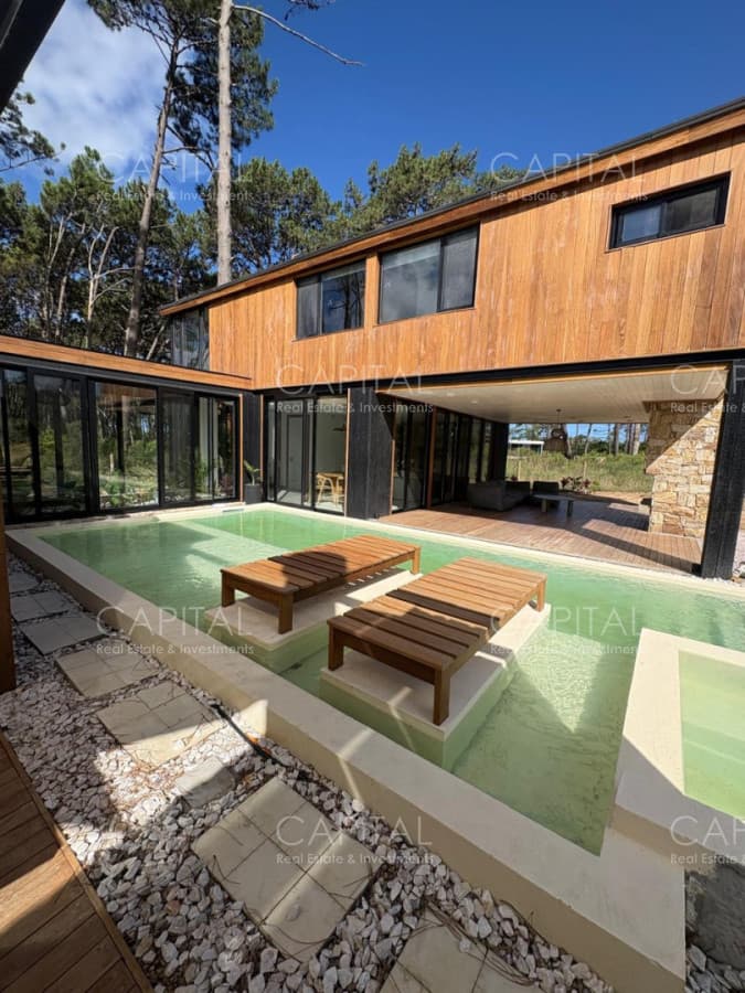 Casa con piscina en barrio privado Reserva Montoya en La Barra