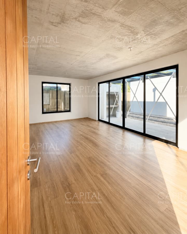 Casa de 3 dormitorios en housing con jardín y parrillero en Barra de Carrasco