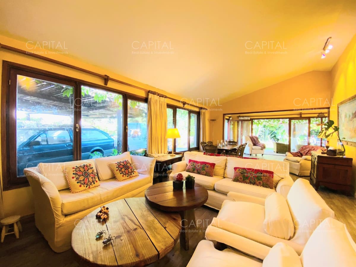 Casa de cuatro dormitorios y piscina en Punta del Este en Venta.