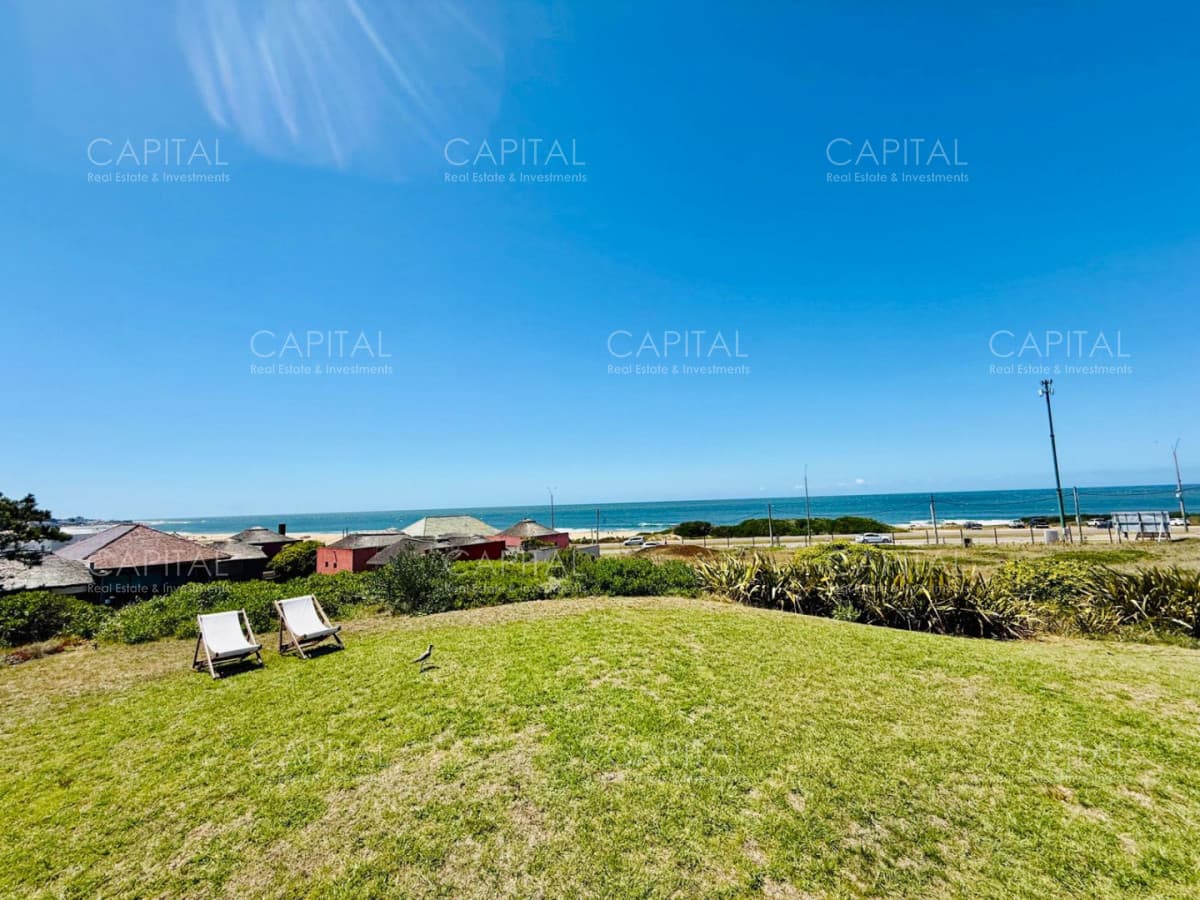 Casa de estilo en venta en Montoya con vista al mar