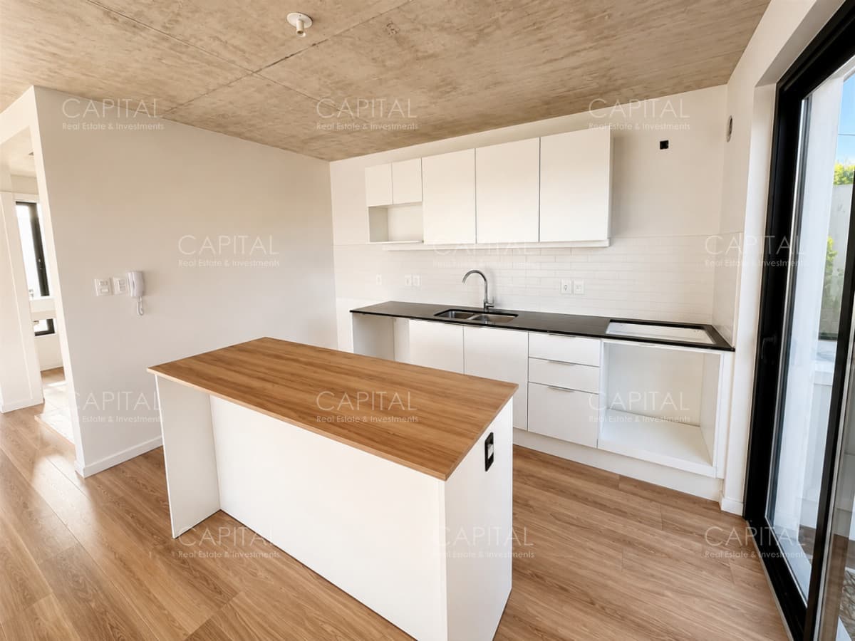 Casa de Tres dormitorios con jardín, parrillero y 2 cocheras en Barra de Carrasco