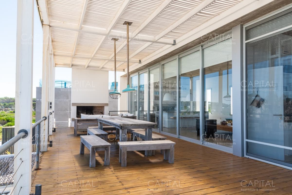 Casa en Venta De  Cuatro Dormitorios mas Dependencia en Jose Ignacio