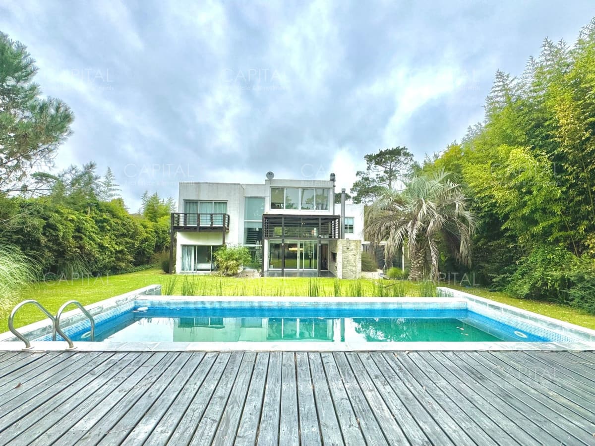 Moderna Casa San Rafael en Venta