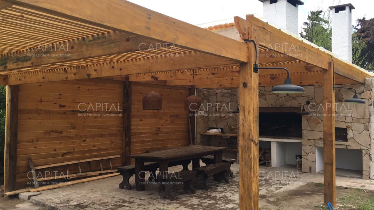 Casa en Venta en Playa Mansa Pinares Seis dormitorios, piscina y barbacoa en Pinares