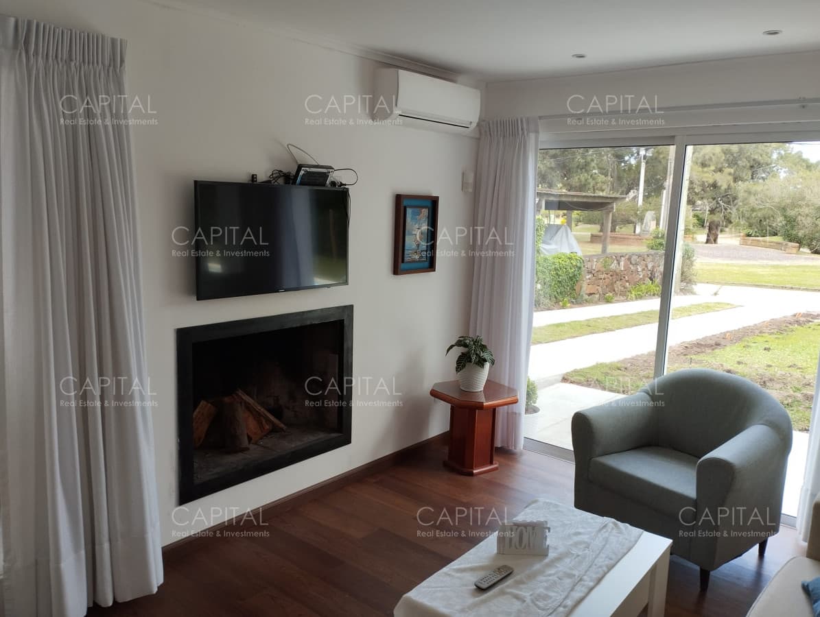 Casa en Punta Ballena a 2 cuadras del Mar con Tres dormitorios y servicio