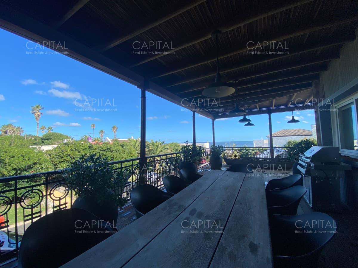 Casa en Venta Frente al Mar Ocho Dormitorios + Dependencia de Servicio - La Barra
