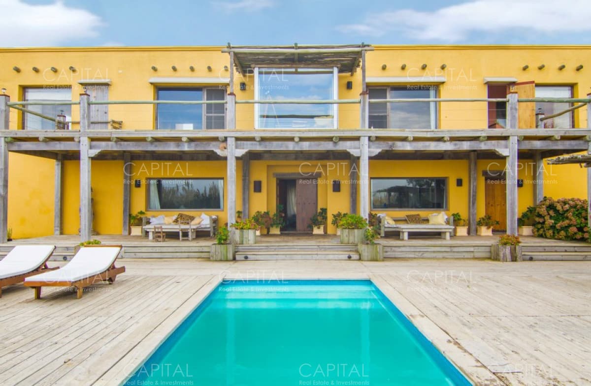 Casa en venta primera linea frente al mar en Altos de Punta Piedra