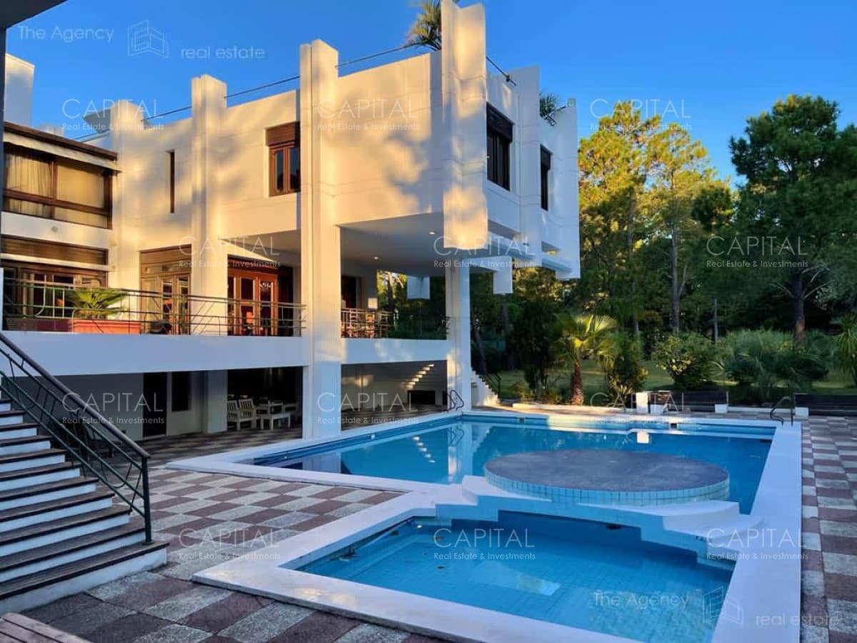 Venta de Espectacular Casa de 2.000 Metros Cuadrados Construida Sobre un Lote de 10 Hectáreas en Punta Ballena
