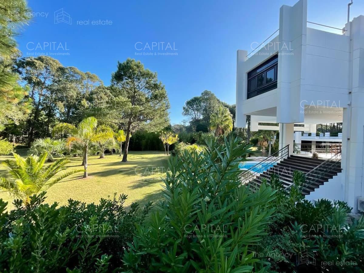 Venta de Espectacular Casa de 2.000 Metros Cuadrados Construida Sobre un Lote de 10 Hectáreas en Punta Ballena