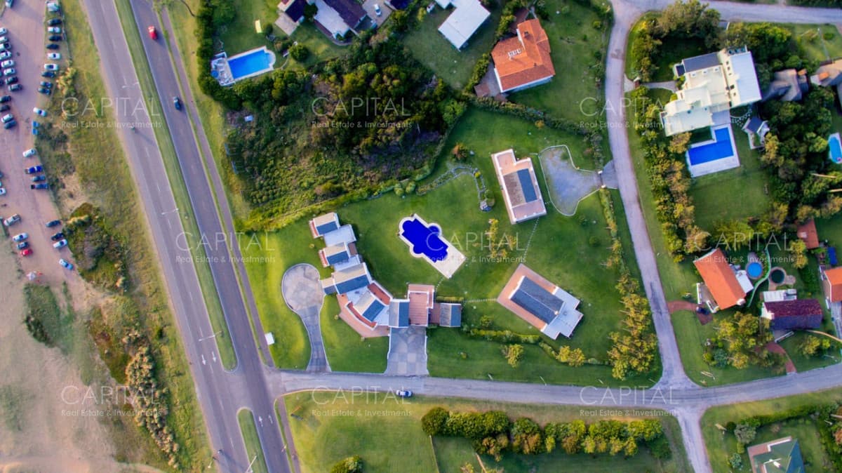 Imponente Residencia frente a Playa Mansa, Punta del Este.