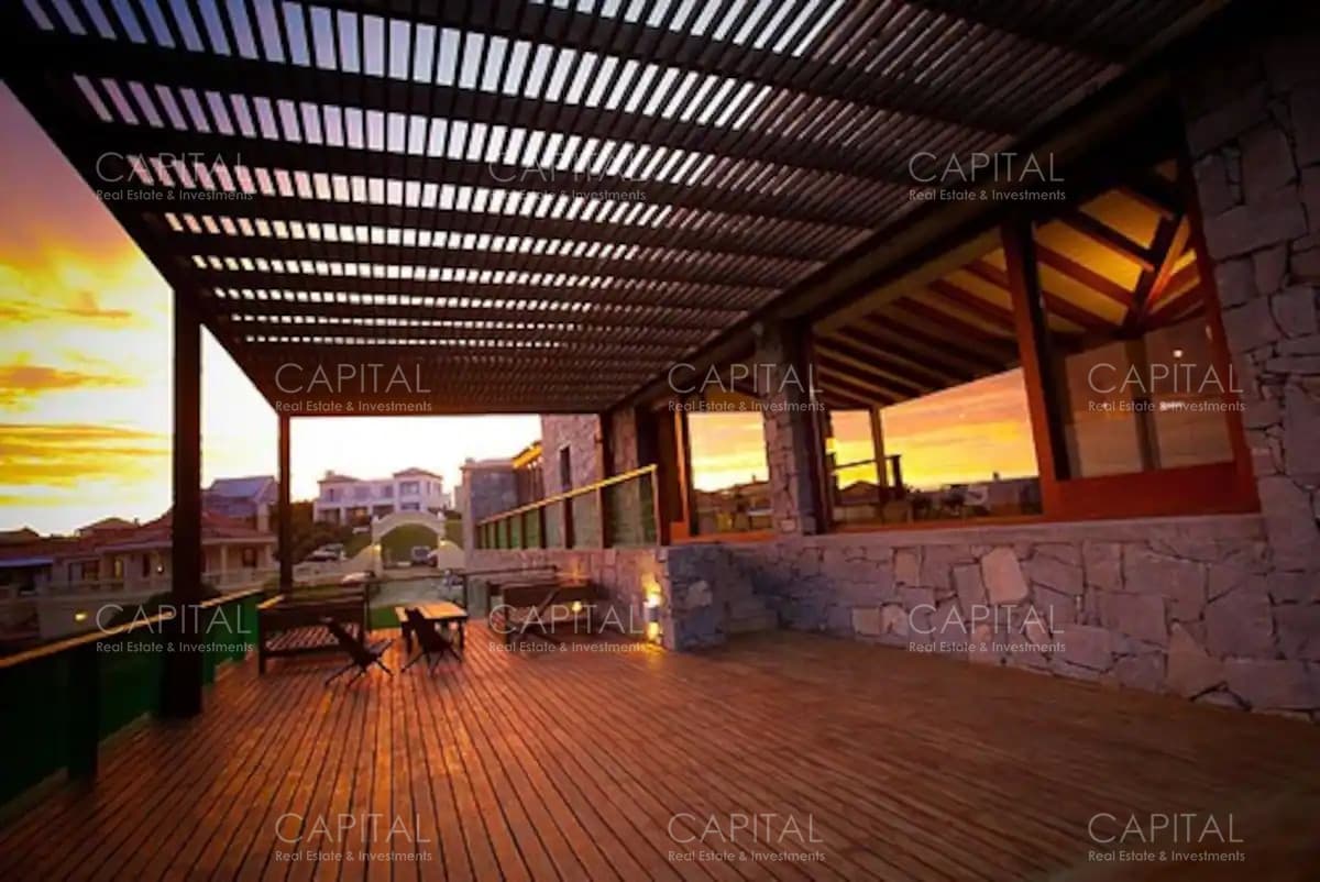 Casa de ocho dormitorios en Jose Ignacio en Barrio Privado Club de Mar en Alquiler